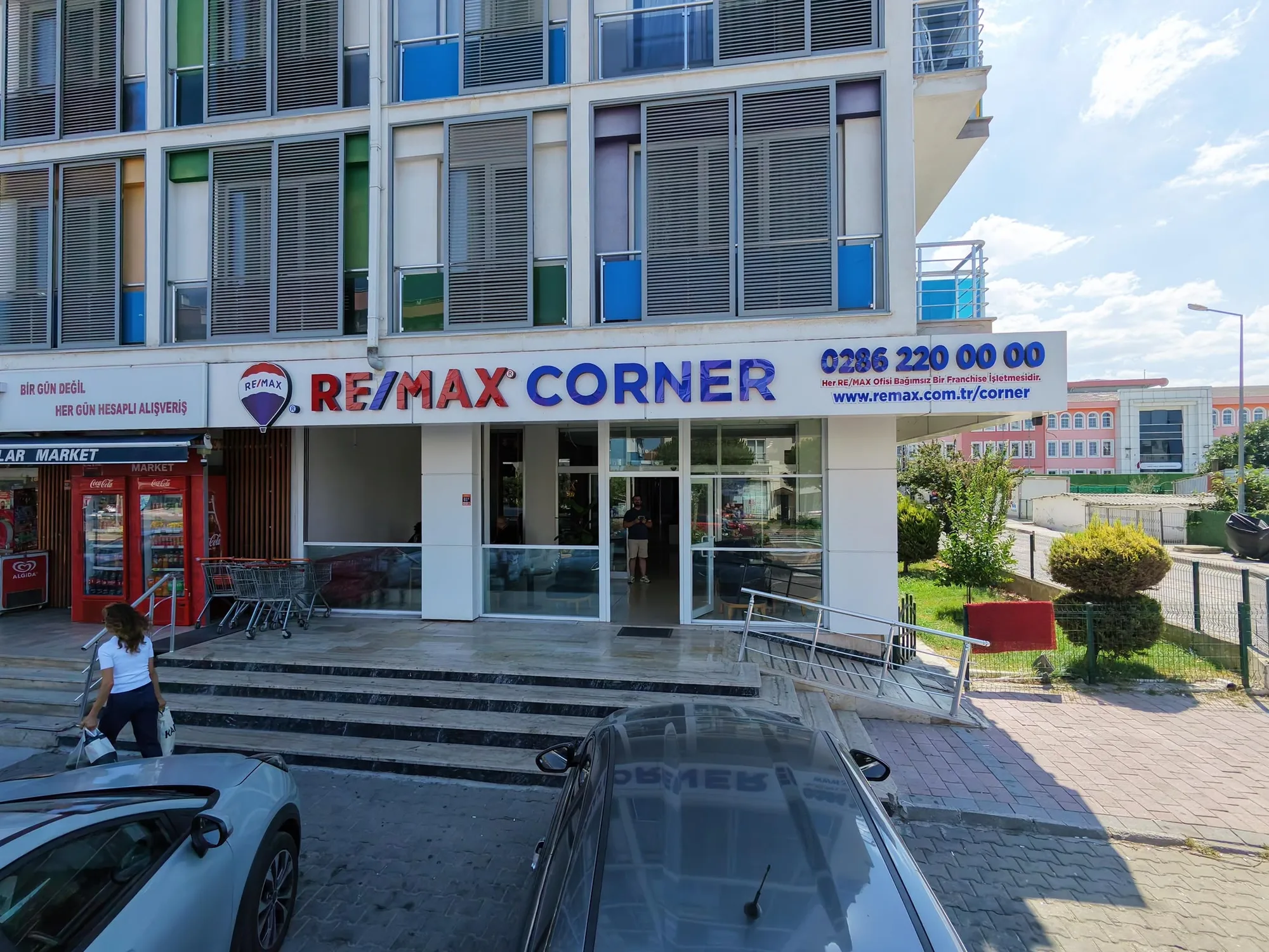 RE/MAX Corner ofisi
